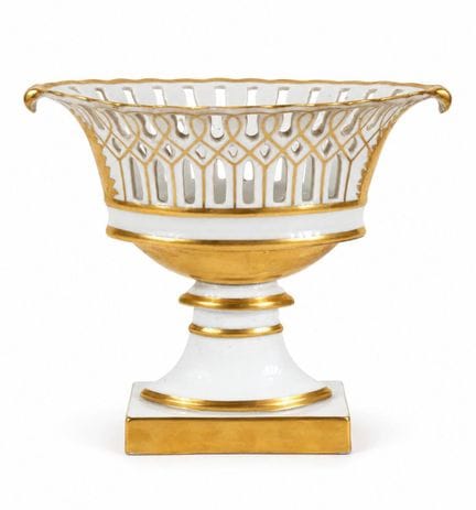 Paris Porcelain
Table planter depicting a shuttle-