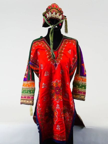 INDIA, Pakistan—20th century
A purple silk dress e