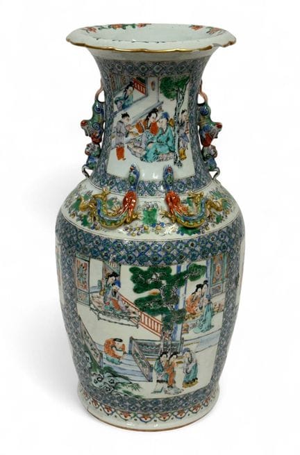 中国，广州——民国时期（1912—1949）
瓷制栏杆形花瓶，彩釉装饰，瓶身以网状小花为底纹，描绘了