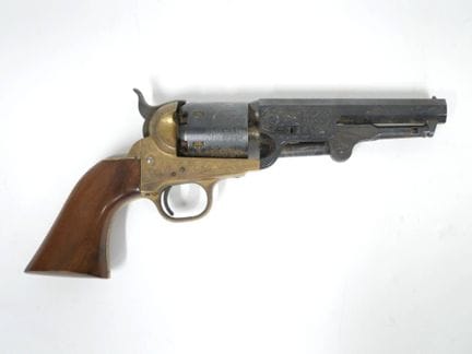 Revolver type Colt Navy 1851.
Calibre 36, six coup