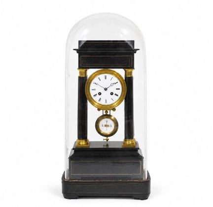Pendule portique en bois noirci et laiton doré
Cad
