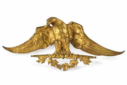 Aigle étendard en bronze à patine dorée aux ailes 