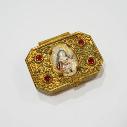 Octagonal rosary box made of gilded brass; the lid