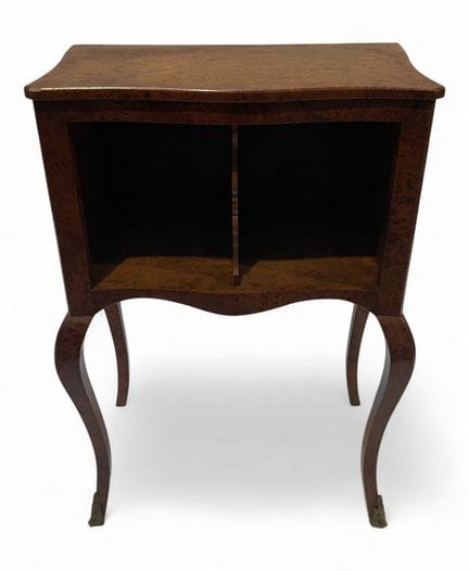 Table de chevet de style Louis XV en acajou
Pieds 