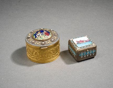 Set of two pillboxes, one square, made of silver (