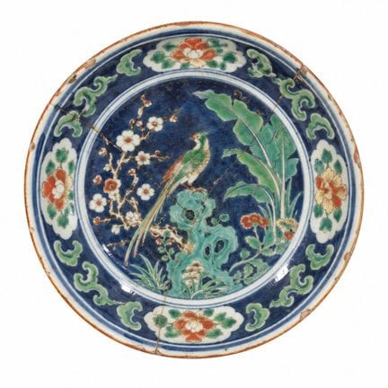 瓷盘，饰有栖息在开花树枝上的雉鸡图案。中国，20世纪
直径27厘米。
