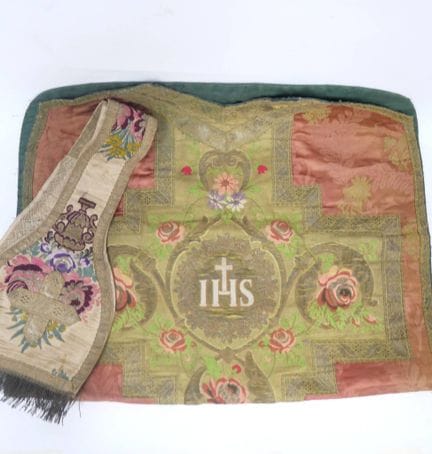 CATHOLICA  
Lot consisting of a red silk brocade c