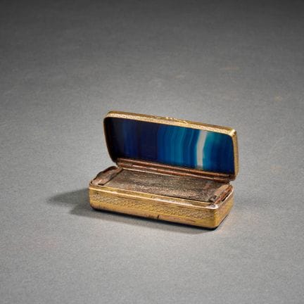 Small rectangular snuffbox in blue ribboned agate 