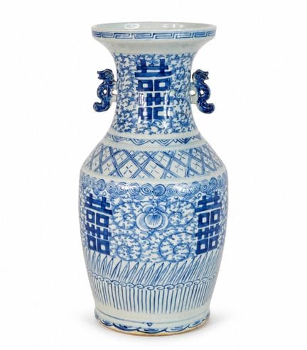 中国，19 世纪晚期。 
瓷制栏杆花瓶，饰以蓝色花卉、植物和几何图案。手柄上有造型奇异的图案。 
高