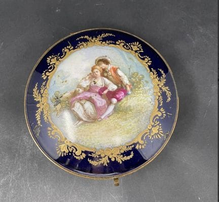 Round porcelain box with domed lid, decorated with