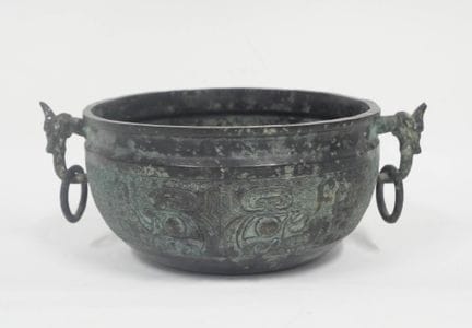 CHINA, 20th century
Archaic-style bronze bowl with