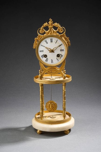 Pendule squelette en bronze doré et marbre blanc d