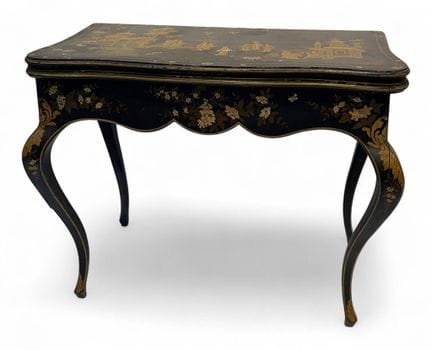 Table à jeux en bois laqué noir à décor doré de pe