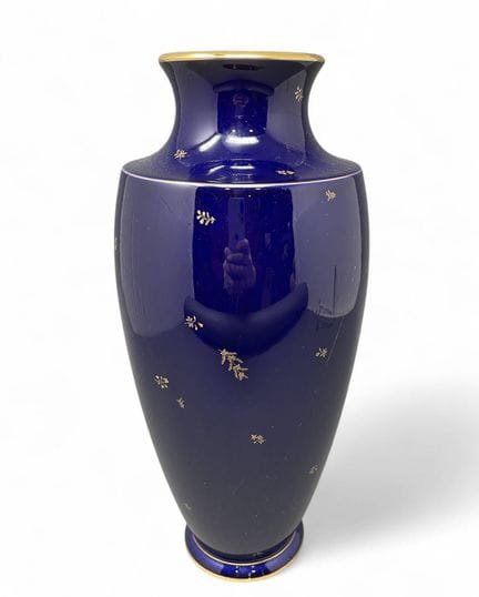 SÈVRES
Vase in kiln-blue porcelain decorated with 