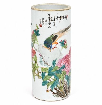 中国 - 民国时期 - 明国（1912 - 1949）
多色珐琅彩瓷卷轴花瓶，饰花石中的凤凰。底有光
