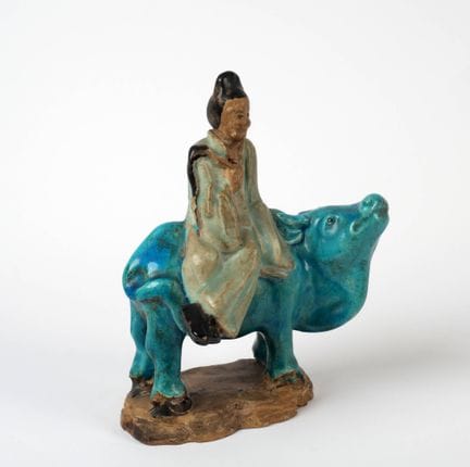 中国，20世纪
釉彩砂岩雕塑组，描绘一位智者——很可能是老子——骑坐于水牛之上，釉色为绿松石色、奶油