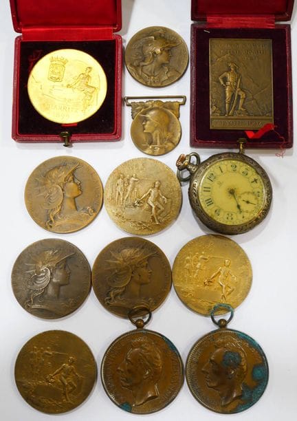 Ensemble de médailles de table en bronze patiné et