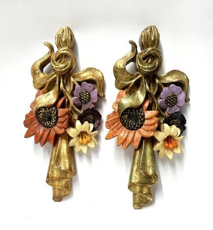 Pair of decorative floral pendants made of polychr