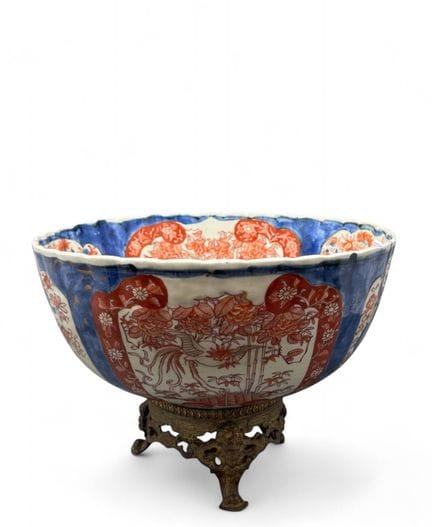 JAPAN, 20th Century
Fluted porcelain bowl with "Im