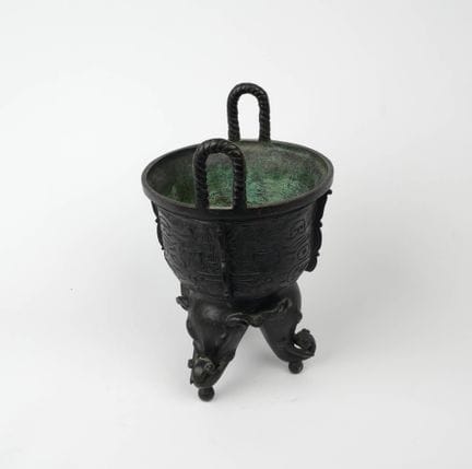 CHINA - 19th century
Bronze incense burner with a 