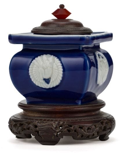 Petit koro

Japon, vers 1900. Porcelaine. Sur fond