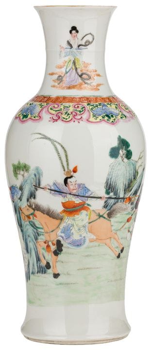 Grand vase en porcelaine

Chine, XXe siècle. Peint