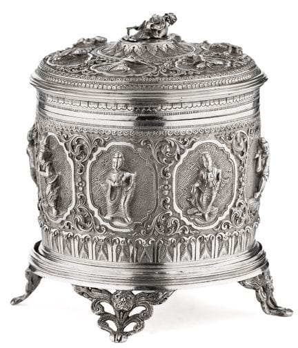 Boîte à couvercle en argent

Birmanie, XXe siècle.