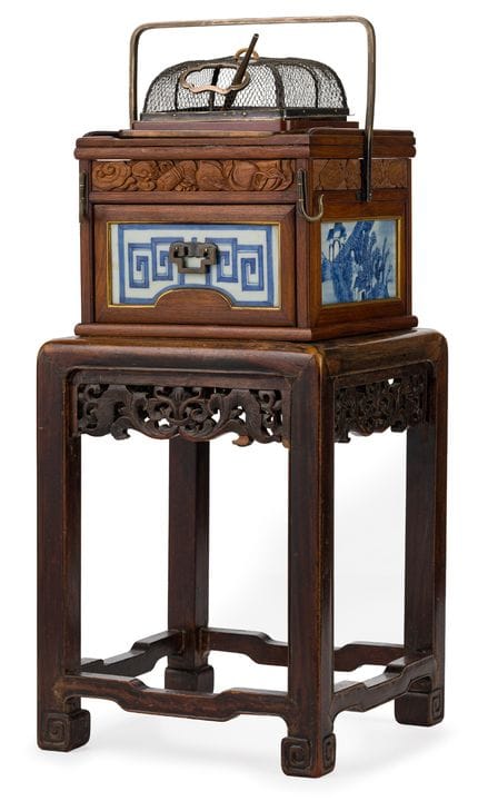 Jolie table à tabac avec pipe

Japon, vers 1900. B