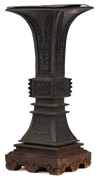 Petit vase en bronze

Chine, XIXe siècle. « Fanggu