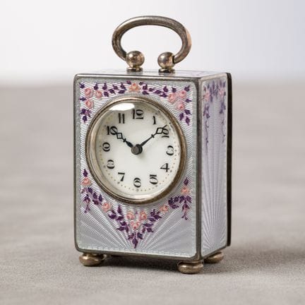 Petite montre de voyage

Vers 1900. Forme rectangu