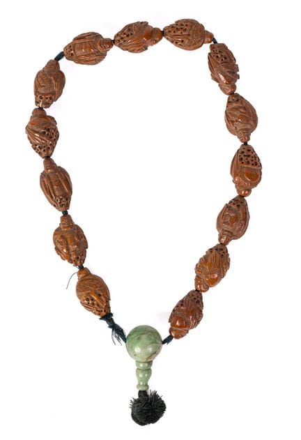 Chapelet avec des perles en pépins de fruits

Chin