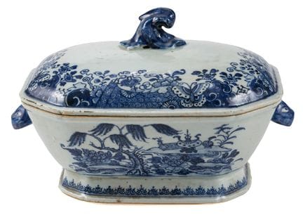 Grande soupière bleue et blanche à couvercle

Chin