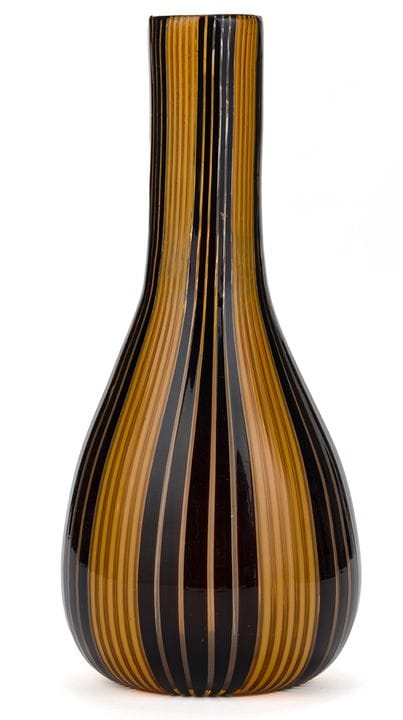 Vaso di Murano

Murano, XX secolo. Vetro nero con 