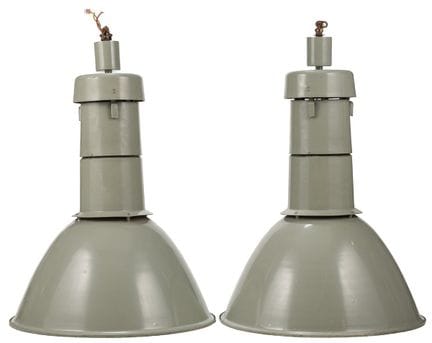 Deux suspensions industrielles

Luminaires d'usine