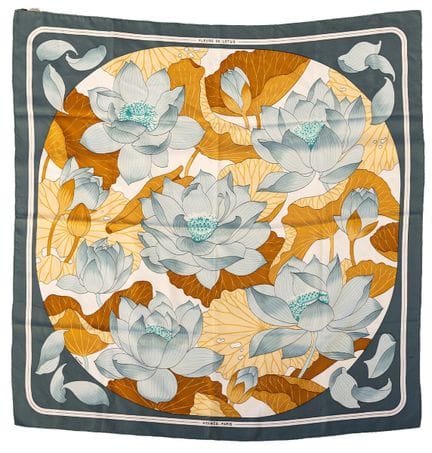 Carré en soie « Hermès »

« Fleur de Lotus ». État
