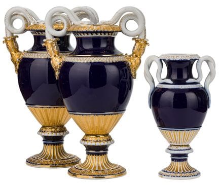 Trois vases à anses en forme de serpent de Meissen