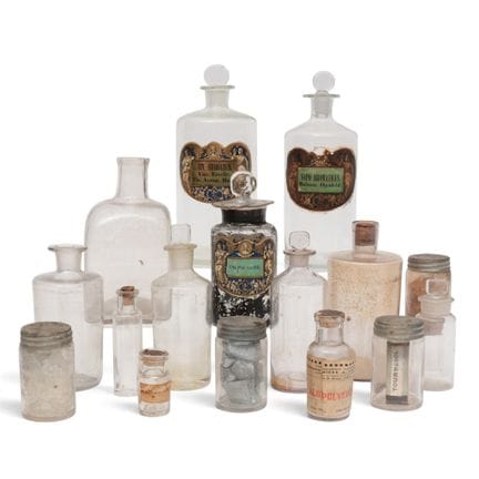 Verschiedene Apothekenflaschen aus klarem Glas, 19