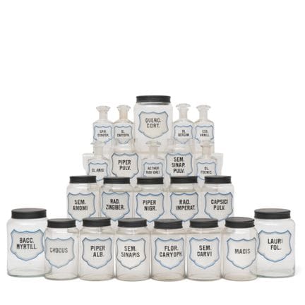 Set aus sechzehn Apothekenflaschen aus Glas, um 19