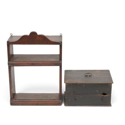Armadietto da parete in legno e cassapanca in legn