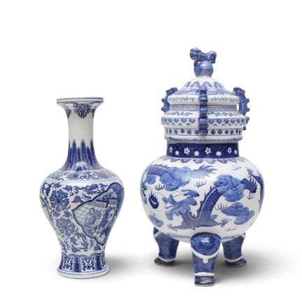 China, zwei blau-weiße Porzellanobjekte, modern, e