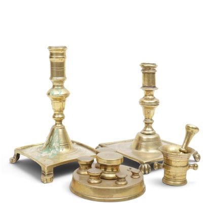 España, dos candelabros de cobre, siglo XVIII; amb