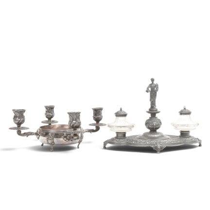 Candelabro de cuatro luces con base acanalada, sig