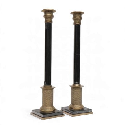 Un par de candelabros de estilo clásico de mármol 