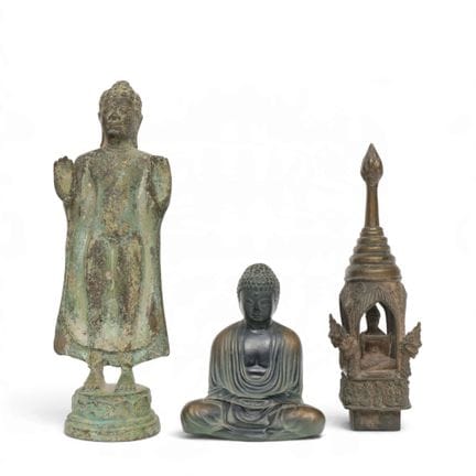 Tre sculture asiatiche, tra cui un Buddha thailand