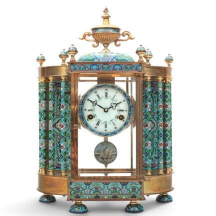 Orologio a pendolo in rame con decorazioni a clois