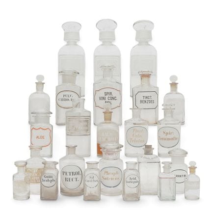 Verschiedene Apothekenflaschen aus klarem Glas, 19