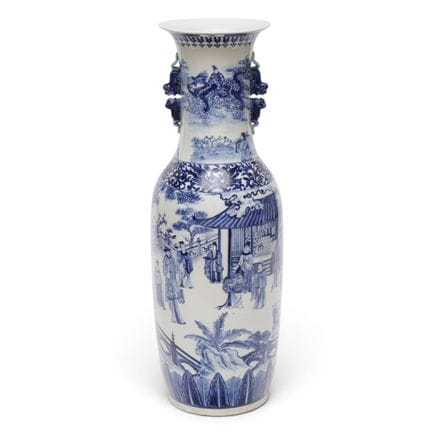 China, eine blau-weiße Porzellan-Balustervase, mod