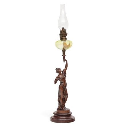 Scultura in zamak raffigurante una donna con una l