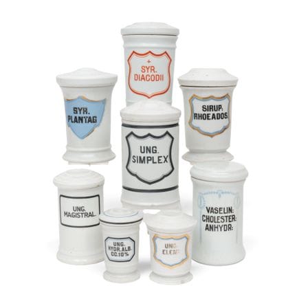 Acht verschiedene Salbentöpfe aus weißem Porzellan