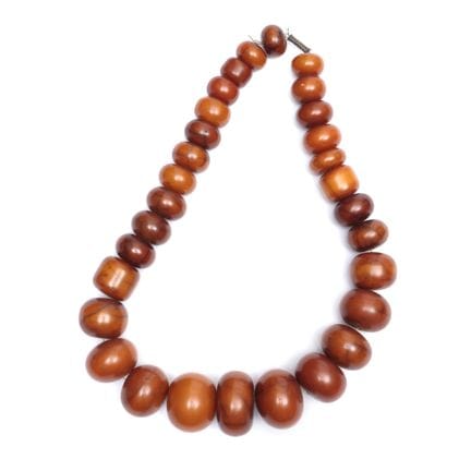 Una collana di perline di kopal. Lunghezza: circa 